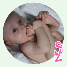 Doula en Sarthe - bébé mange son pied
