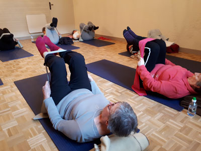 Exercices au sol pour la gymnastique douce par Sandrine Loyer, professeur de Pilates