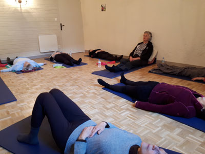 Photo relaxation et méditation en groupe par sandrine Loyer Naturopathe